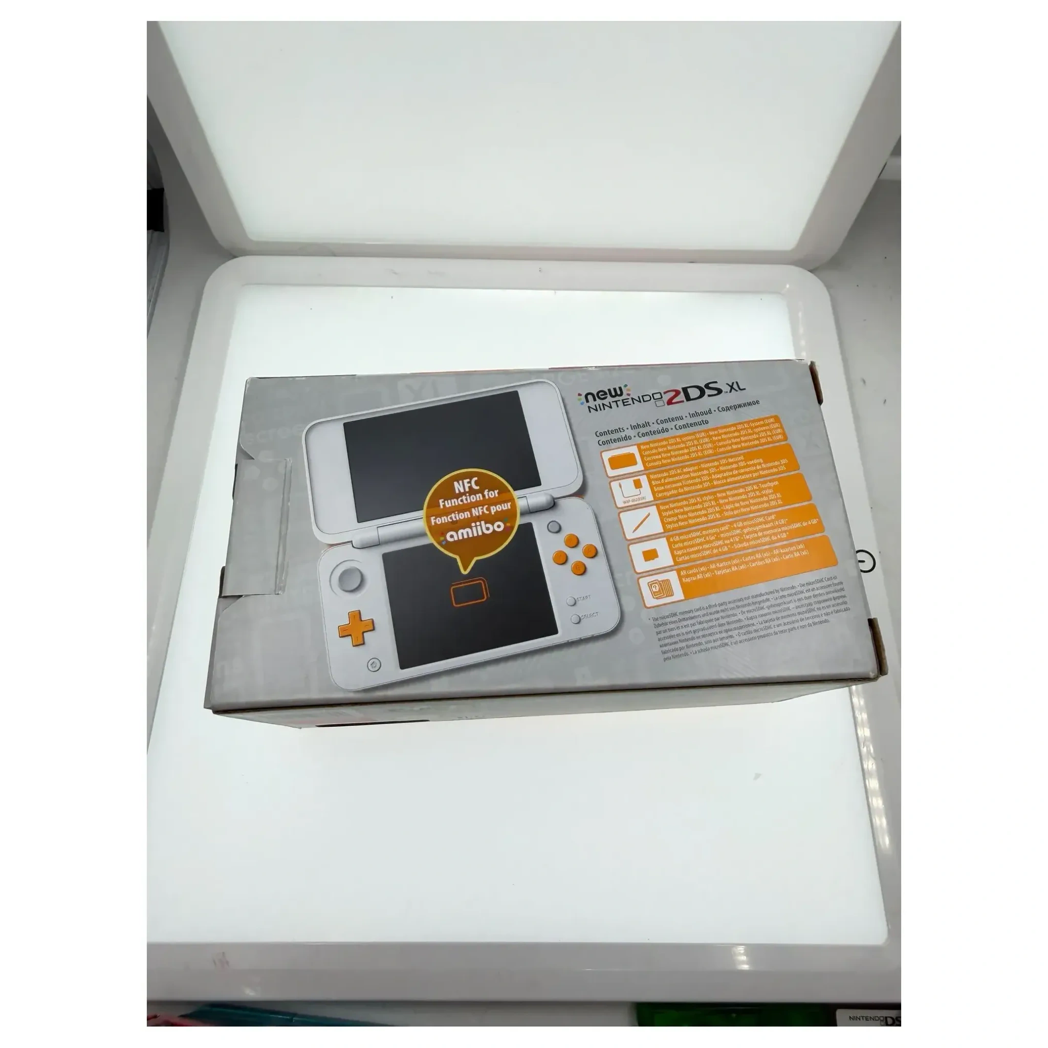 New Nintendo 2DS XL Wit + Oranje (Console met doos) Nintendo 2DS XL Achterkant — Console met doos