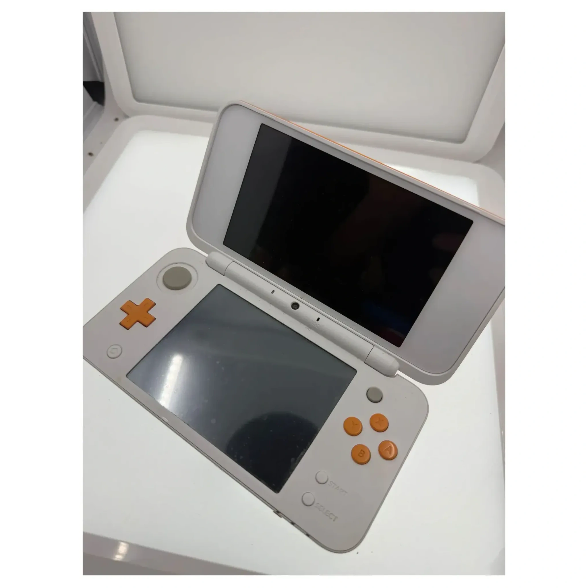 New Nintendo 2DS XL Wit + Oranje (Nintendo DS) Losse console — Goed staat — origineel kopen bij Gameshop Enter