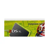 New Nintendo 2DS XL Zwart + Groen met Mario Kart 7 Nintendo 2DS XL Detail — Console met doos