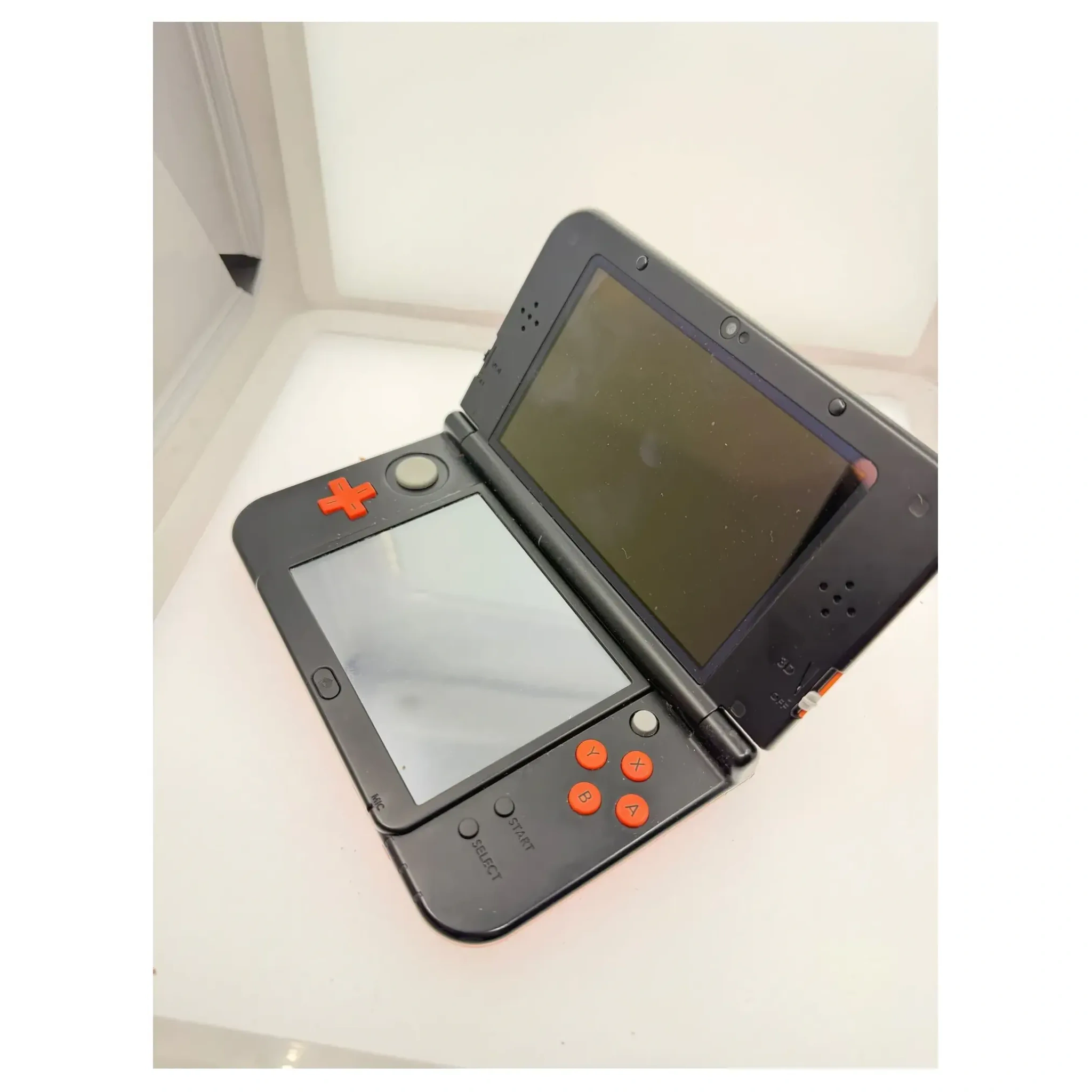 New Nintendo 3DS XL Oranje Nintendo 3DS Achterkant — Losse console