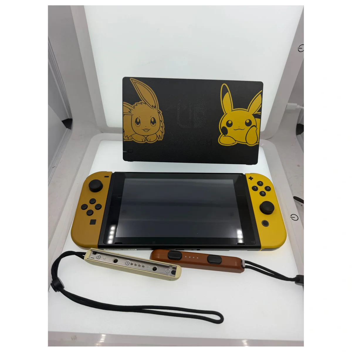 Nintendo Switch Pikachu & Eevee Edition (Pokemon Let's Go) Nintendo Switch Voorkant — Losse console