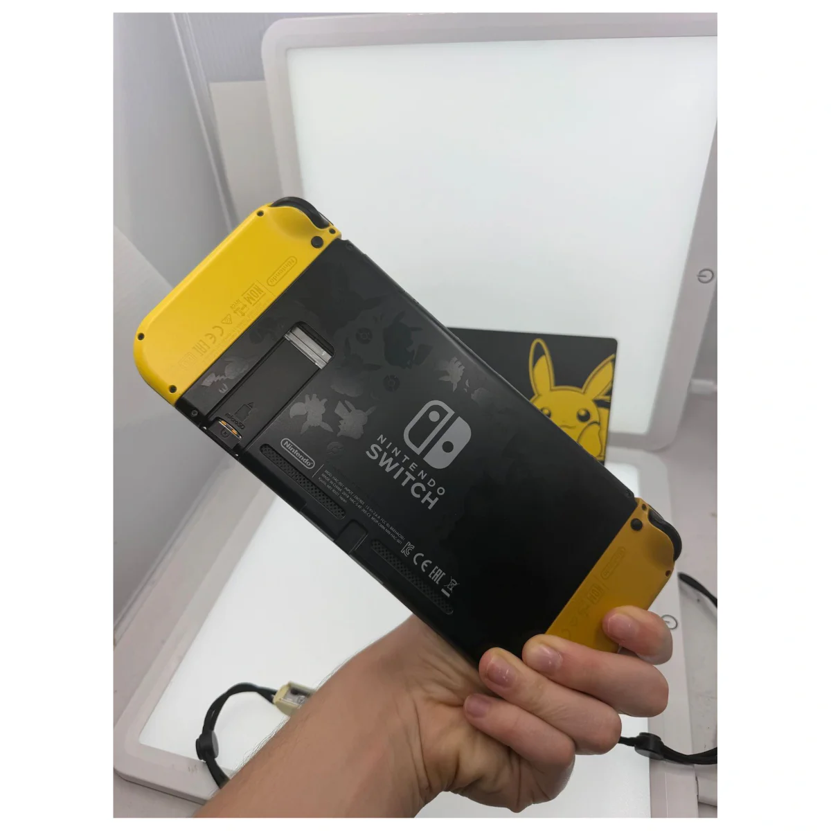 Nintendo Switch Pikachu & Eevee Edition (Pokemon Let's Go) Nintendo Switch Achterkant — Losse console