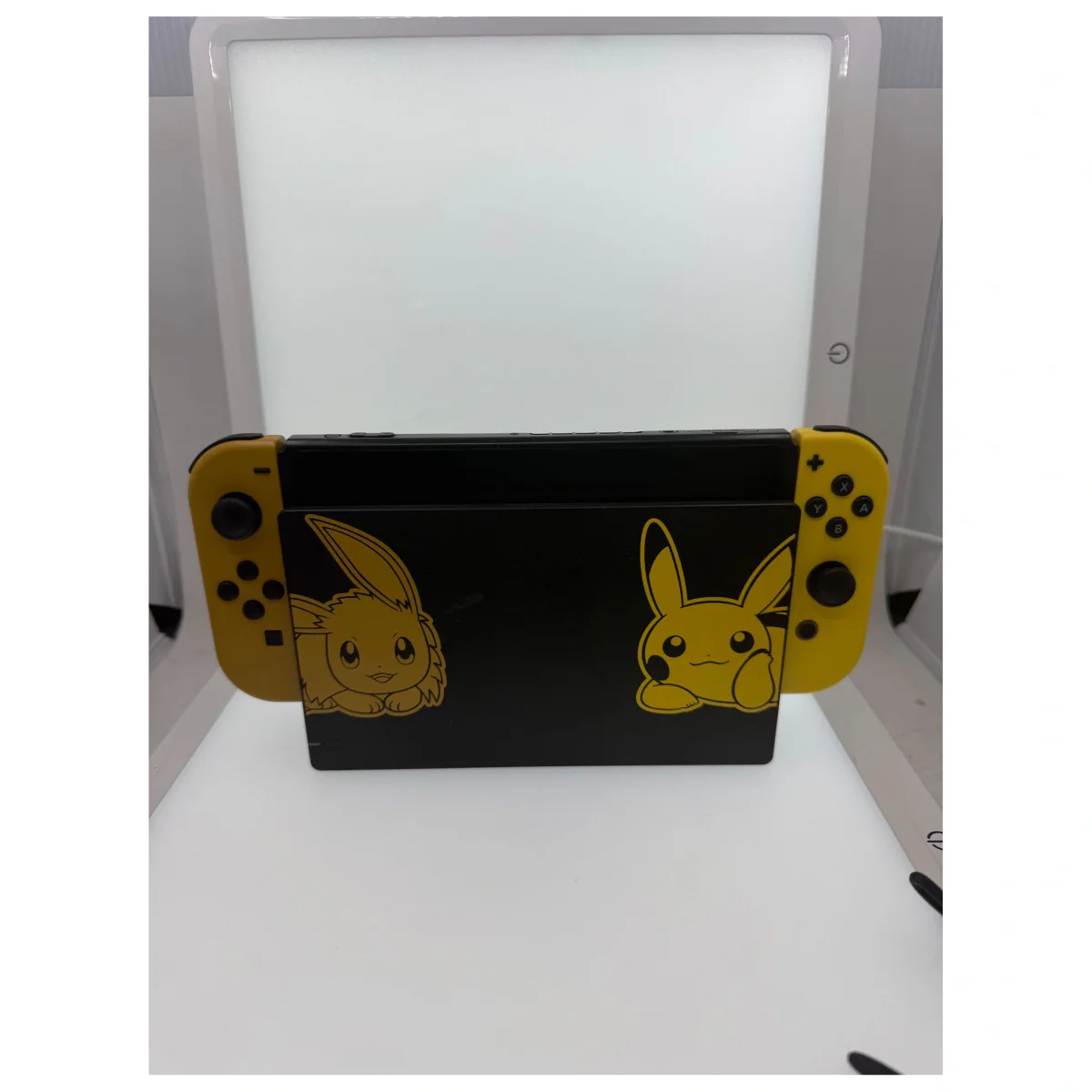 Nintendo Switch Pikachu & Eevee Edition (Pokemon Let's Go) Nintendo Switch Detail — Losse console