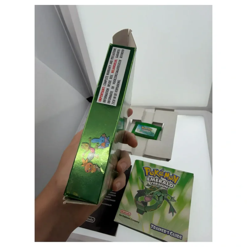 Pokemon Emerald (Game Boy Advance) — detailfoto 1