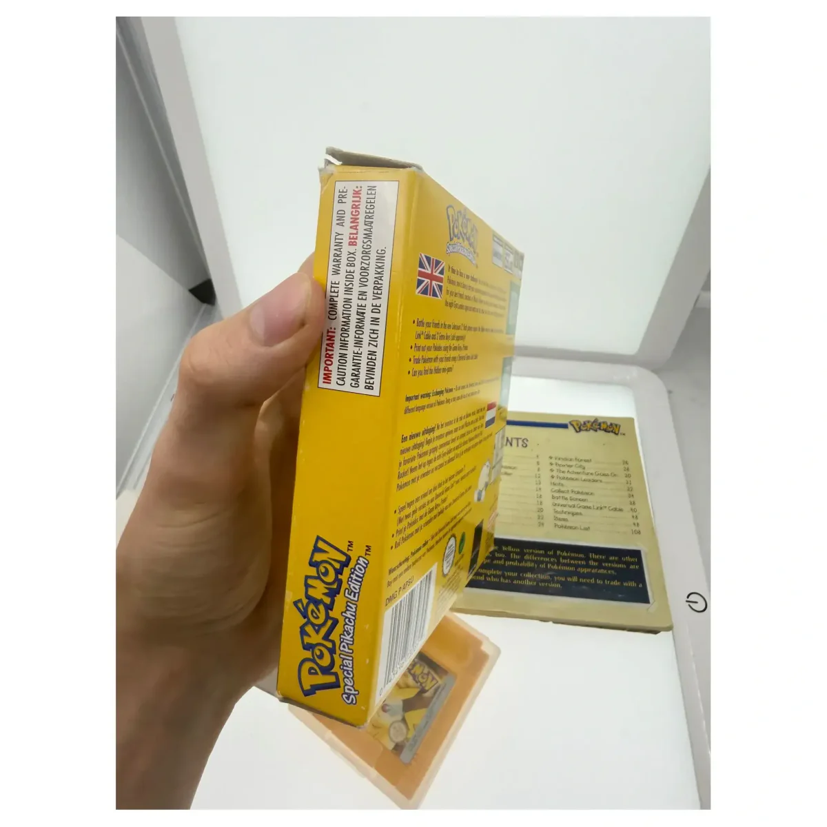 Pokemon Yellow Game Boy / Color Binnenkant — Game in doos